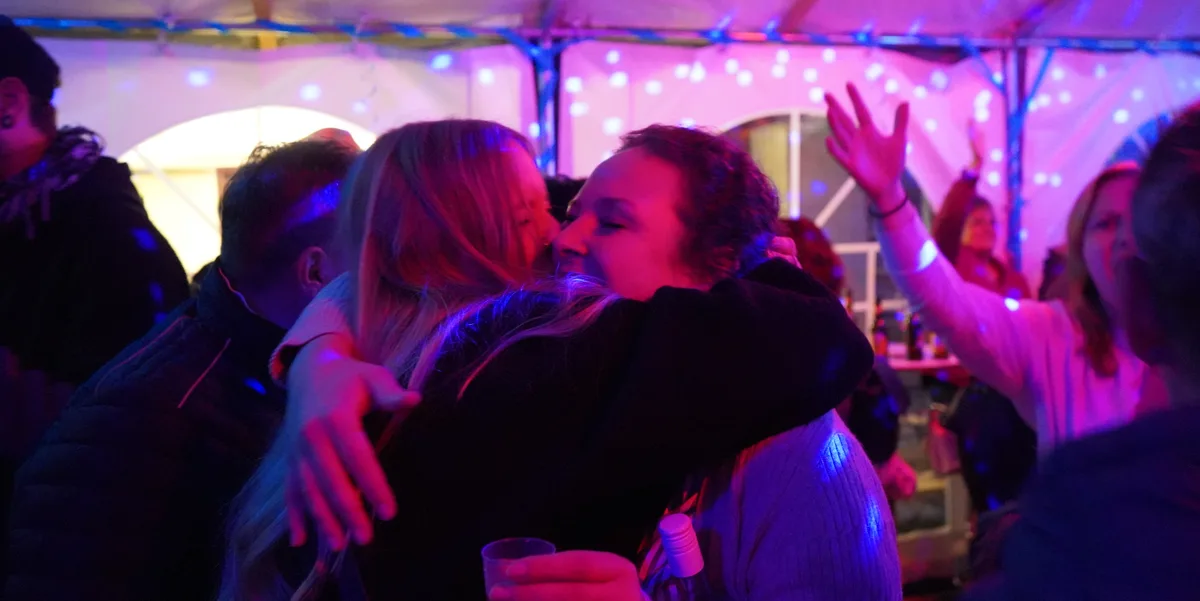 Zwei Frauen, die sich umarmen. 